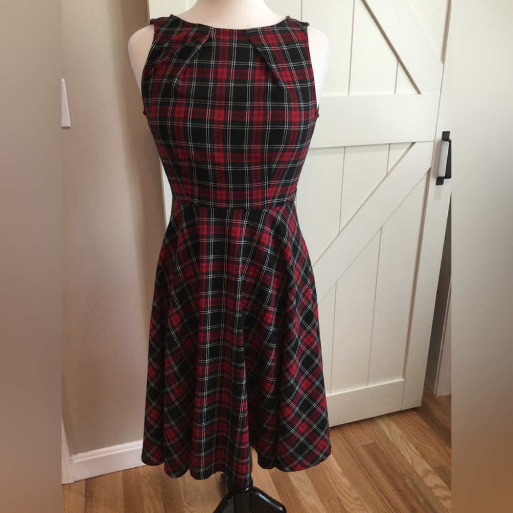 Elle XS sleeveless dress with back zipper. Belt not included.